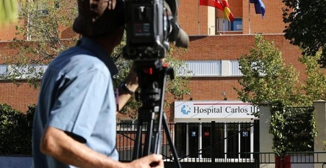 La enfermera está ingresada en la Unidad de Aislamiento del Hospital La Paz-Carlos III, de Madrid. / EFE