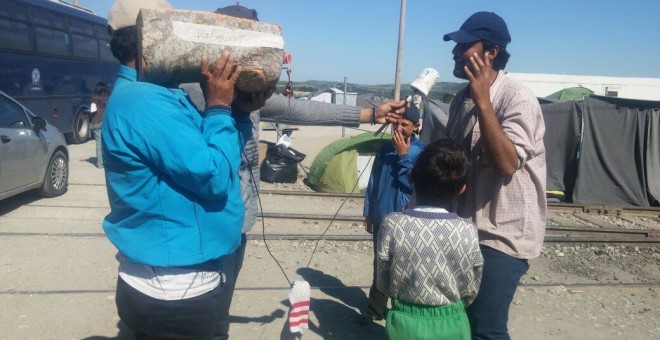 Los refugiados parodian la visita "express" de periodistas en Idomeni. – HASAN TOPAL