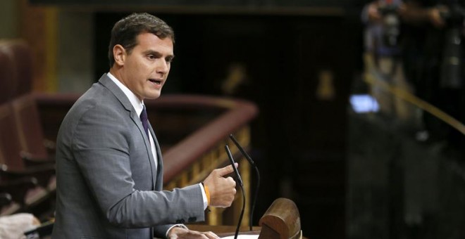 El líder de Ciudadanos, Albert Rivera, durante su intervención en la tercera sesión del debate de investidura, esta tarde en el Congreso de los Diputados. EFE/JuanJo Martín