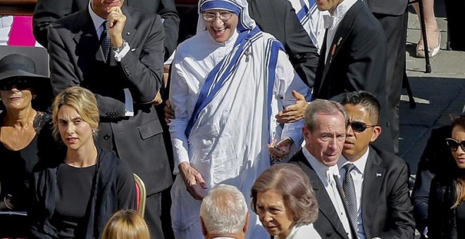 La actual superiora de las misioneras de la caridad, Mary Prema Pierick, llega a la ceremonia de canonización de Teresa de Calcuta en el Vaticano. Delante, la reina Sofia. EFE/EPA/FABIO FRUSTACI