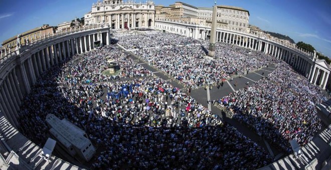 Vista general de la plaza de San Pedro en el Vaticano hoy, 4 de septiembre de 2016, durante la ceremonia de canonización de Teresa de Calcuta a la que asistieron más de 100.000 personas. EFE/Angelo Carconi
