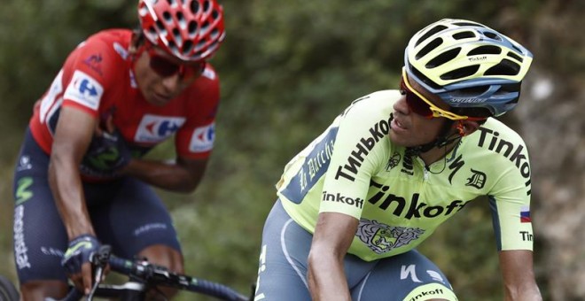 Alberto Contador y el colombiano Nairo Quintana, cerca de la meta de Aramón Formigal. / JAVIER LIZÓN (EFE)