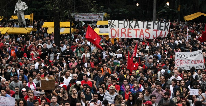 Manifestantes durante la protesta de este domingo en Sao Paulo contra el Gobierno de Temer. - REUTERS