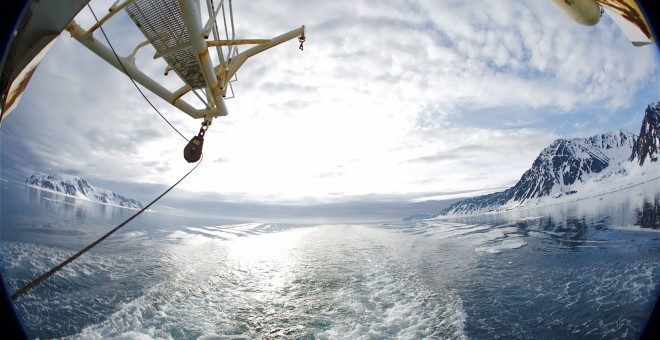 Un grupo de científicos durante una expedición en el Océano Glaciar Ártico. EFE