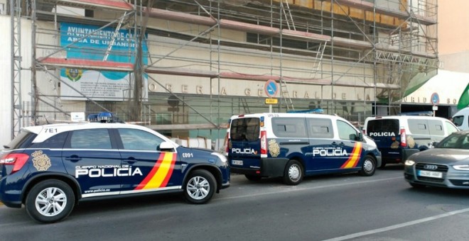 Coches de Policía ante la sede de la Tesorería de la Seguridad Social en Cádiz. E.P.