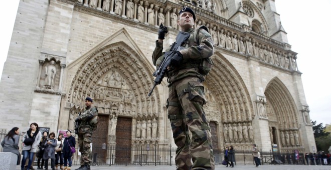 Fotografía de noviembre de 2015 de soldados franceses junto a la catedral de Notre Dame en París. - REUTERS