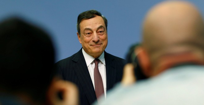 El presidente del BCE, Mario Draghi, posa ante los periodistas al inicio de la rueda de prensa poserior a la reunión del Consejo de Gobierno de la entidad, en su sede en Fráncfort. REUTERS/Ralph Orlowski