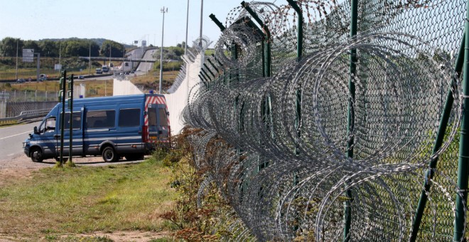 Una de las vallas ya levantadas junto a la entrada del Eurotúnel, cerca de Calais. - REUTERS