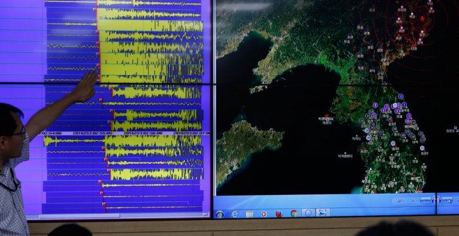 El director de la división de monitoreo de terromotos y volcanes de la Administración Meteorológica de Corea del Sur muestra el movimiento sísmico de Corea del Norte. EFE