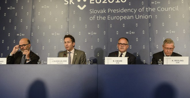 El presidente del Eurogrupo, Jeroen Dijsselbloem (2i), y el comisario europeo de Asuntos Económicos y Financieros, Pierre Moscovici (i), el miembro del Comité Ejecutivo del BCE, Benoit Coeure (2d), y el director gerente del MEDE (el fondo de rescate europ
