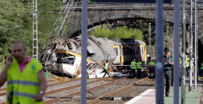 Los equipos de rescate inspeccionan el tren que ha descarrilado en O Porriño, Galicia. REUTERS/Miguel Vidal