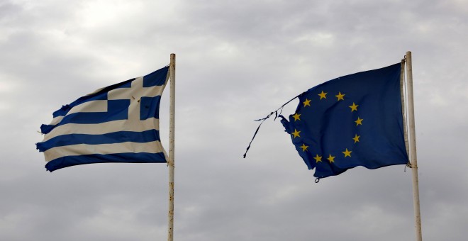 La banderas griega ondea junto a la de la UE en una playa en el norte de Grecia. REUTERS/Yannis Behrakis