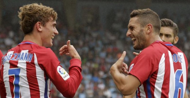 Griezmann y Koke celebran uno de los goles del Atlético. /EFE