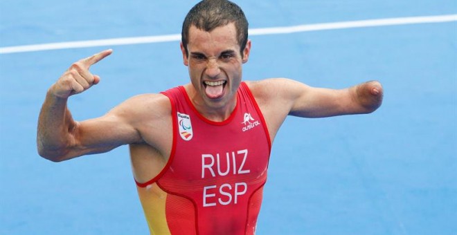 El español Jairo Ruiz celebra su tercer puesto en el triatlón en los Juegos Paralímpicos. /EFE