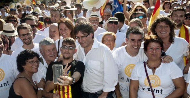 El presidente de la Generalitat, Carles Puigdemont durante su asistencia a la manifestación que bajo el lema 'A punt'. EFE/Robin Townsend