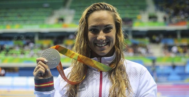 La nadadora Sarai Gascon de España celebra con su medalla de plata. /EFE