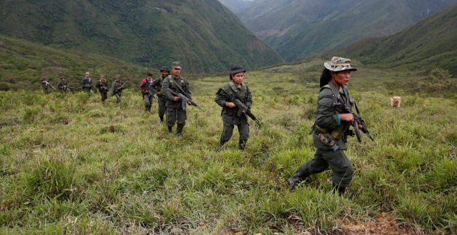 Miembros de la guerrilla colombiana de las FARC durante una patrulla en las montañas, el pasado agosto.- REUTERS/John Vizcaino
