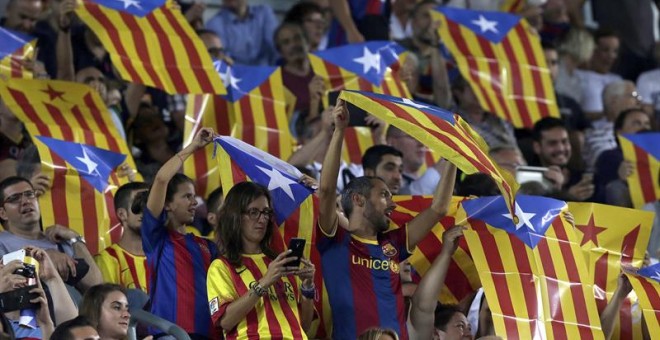 Aficionados del Barça portan esteladas en el Camp Nou durante el partido contra el Celtic. EFE/Alberto Estévez