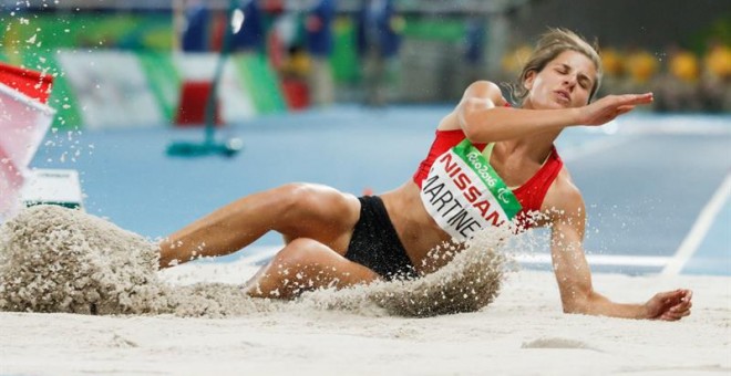 La española Sara Martínez participa en la final de salto de longitud. /EFE