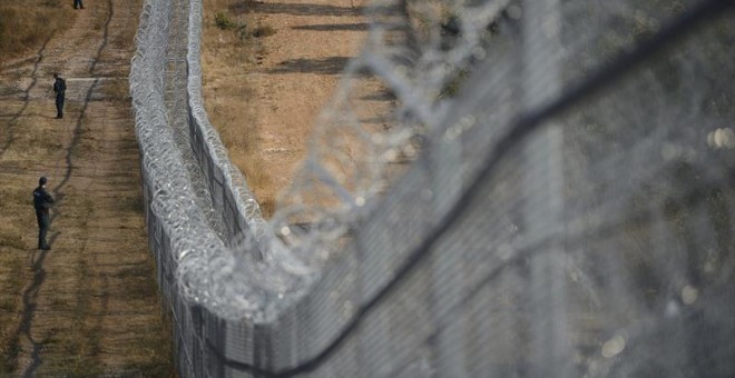 Policías búlgaros montan guardia frente a la alambrada ubicada en la frontera entre Turquía y Bulgaria. - EFE