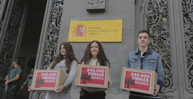 Isodoro, Ana Paula y Teresa, alumnos de 3º de la ESO que han entregado 243.000 firmas al ministro de Educación Méndez de Vigo contra las reválidas/EUROPA PRESS