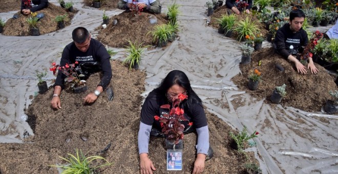 Activistas y familiares de desaparecidos en el conflicto de Colombia, durante una protesta en Bogotá. - AFP