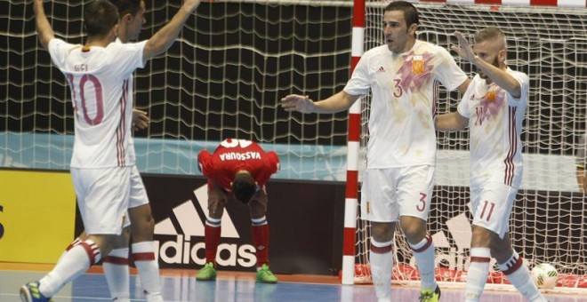 Los jugadores de España celebran la anotación de un gol ante Azerbaiyán. /EFE