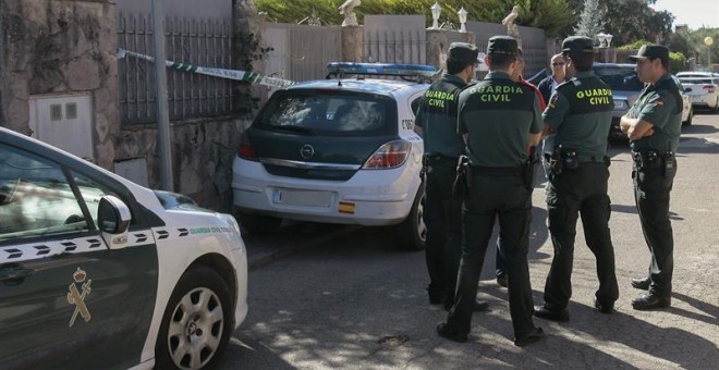 La Guardia Civil en el momento en que se dio aviso de la aparición de los cadáveres-- EFE/Pepe Zamora