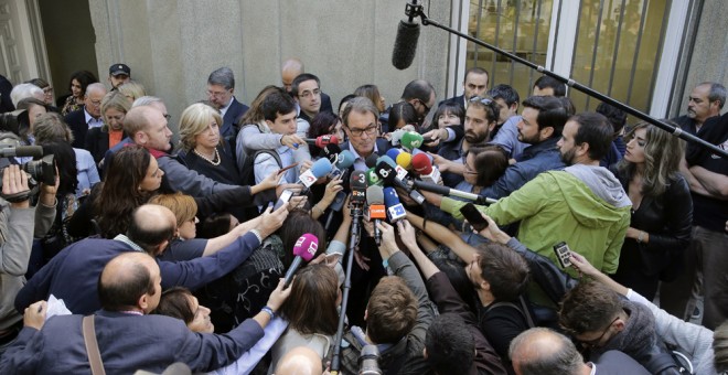 El expresidente catalán Artur Mas hace declaraciones tras acompañar al exconseller Francesc Homs hasta el Tribunal Supremo, donde declara como investigado por su papel en la consulta soberanista del 9-N. EFE/Emilio Naranjo