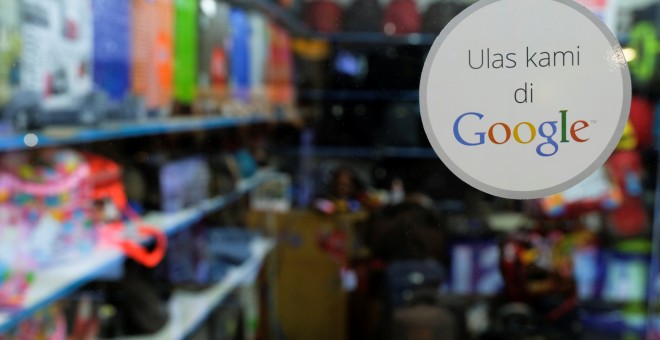 Una pegatina de Google en una tienda de móviles en un centro comercial de Jakarta (Indonesia). REUTERS/Beawiharta