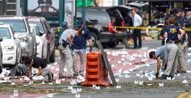 Agentes del FBI marcan evidencias en el lugar de la explosión que se produjo el sábado en Manhattan. /REUTERS