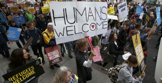 Manifestantes, entre los que se incluían refugiados, marchan hacia el parlamento británico durante una protesta organizada por Amnistía Internacional, este sábado en Londres. REUTERS/Peter Nicholls