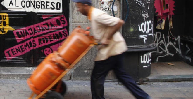 Un trabajador traslada unas bombonas de butano. REUTERS