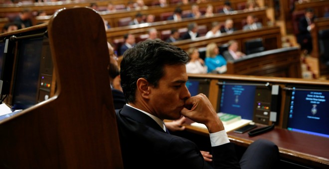 Foto de archivo del líder socialista, Pedro Sanchez, durante un debate de investidura. / SUSANA VERA (REUTERS)