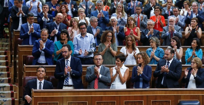 Pedro Sánchez es aplaudido por los diputados socialistas tras su discurso en el debate de investidura celebrado en agosto. / ANDREA COMAS (,REUTERS)