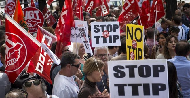 Los sindicatos UGT y CCOO han convocado una protesta contra el TTIP y el CETA ante el edificio de la Comisión Europea en Madrid/EFE