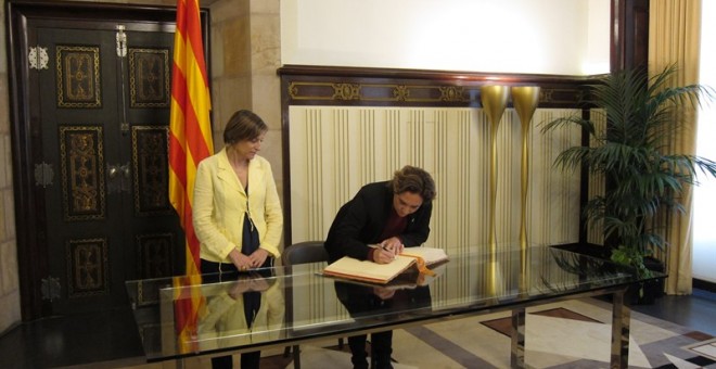 Ada Colau, en su reunión con Carme Forcadell, firma en el libro en el libro de honor del Parlamen/EUROPA PRESS