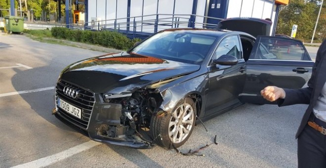 Estado en el que ha quedado el coche oficial del president de la Generalitat, Carles Puigdemont, tras el accidente sufrido en la autopista A-7. TWITTER DE CARLES PUIGDEMONT