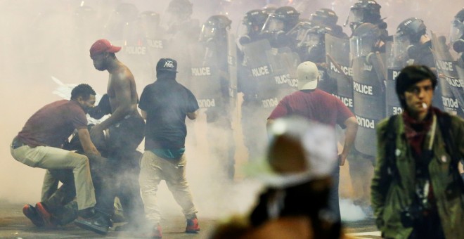 Momento de la protesta en Charlotte entre gases lacrimógenos y cordones policiales. /REUTERS