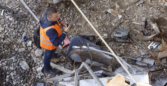 Un grupo de técnicos realiza esta mañana una serie de comprobaciones en el lugar donde un tren descarriló el pasado 9 de septiembre en la localidad pontevedresa de O Porriño (Pontevedra), en un accidente en el que murieron cuatro personas y otras 49 resul