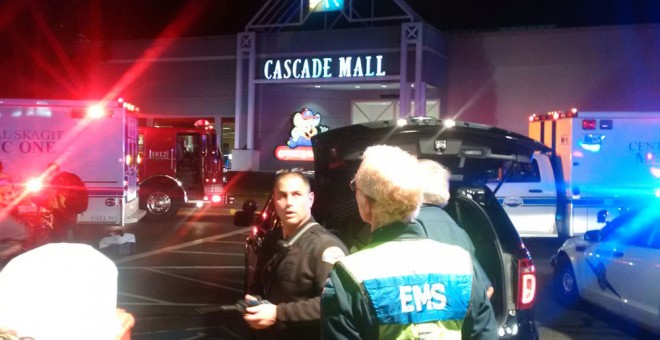 Las afueras del centro comercial donde tuvo lugar el tiroteo en Burlington. REUTERS