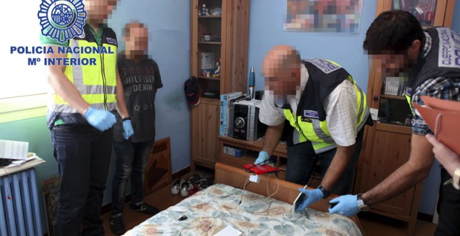 Fotografía facilitada por la Policía Nacional que ha detenido en Zaragoza a un 'ciberdepredador' que engañó a al menos 103 niñas menores edad. EFE