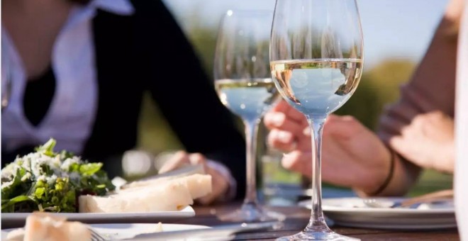 Según las cifras manejadas por la industria, en el mercado se abre con fuerza una creciente tendencia a buscar vinos con menos alcohol y azúcares. Imagen: Villa Maria