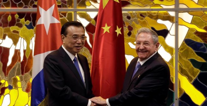 El presidente de Cuba, Raúl Castro, y el primer ministro de China, Li Keqiang, participan en una ceremonia de firma de acuerdos en el Palacio de la Revolución de La Habana (Cuba)./ EFE