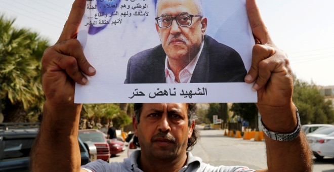 Un amigo de Nahed Hattar sostiene una fotografía del escritor jordano, asesinado por un islamisa radical. REUTERS/Muhammad Hamed