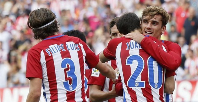 El delantero francés del Atlético celebra con sus compañeros el gol marcado ante el Deportivo. EFE/FERNANDO ALVARADO