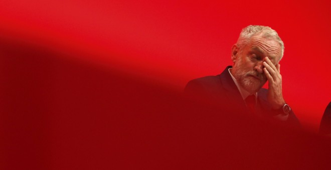 El líder del Partido Laborista de Gran Bretaña, Jeremy Corbyn, escucha un discurso en el primer día de la conferencia del Partido Laborista, en Liverpool. REUTERS/Peter Nicholls