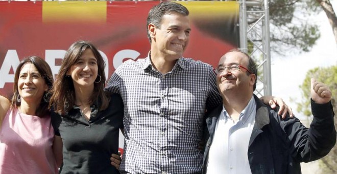 Miquel Iceta junto a Pedro Sánchez durante la fiesta de la rosa en Gavà (Barcelona) el sábado. /EFE