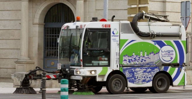 Una barredora de la empresa Urbaser limpia las calles de Lugo. EFE