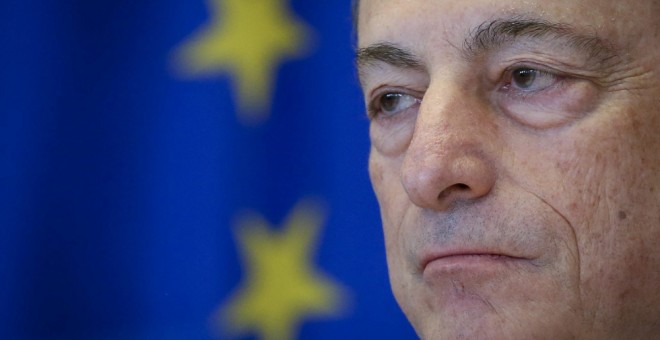 El presidente del Banco Central Europeo (BCE), Mario Draghi, durante una comparecencia ante la Comisión de Asuntos Económicos y Monetarios del Parlamento Europeo, en Bruselas. EFE/Olivier Hoslet